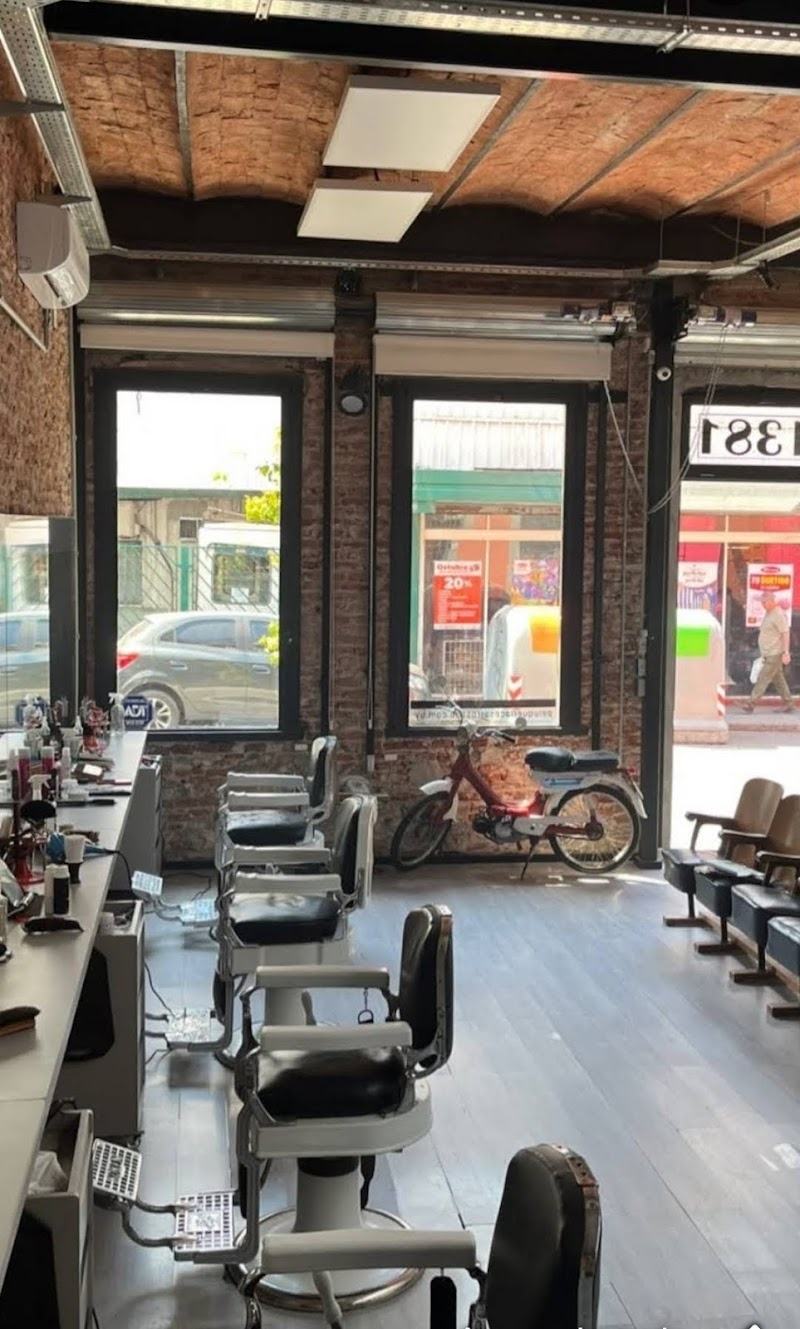 Salón de Cesar Rosano: sillones de barbero, ladrillo a la vista y la calle Arenal Grande por los ventanales.
