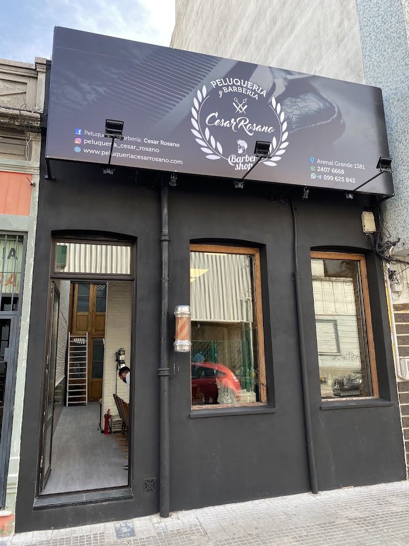 Fachada del local en Arenal Grande 1381, con el cartel y el poste de barbero.