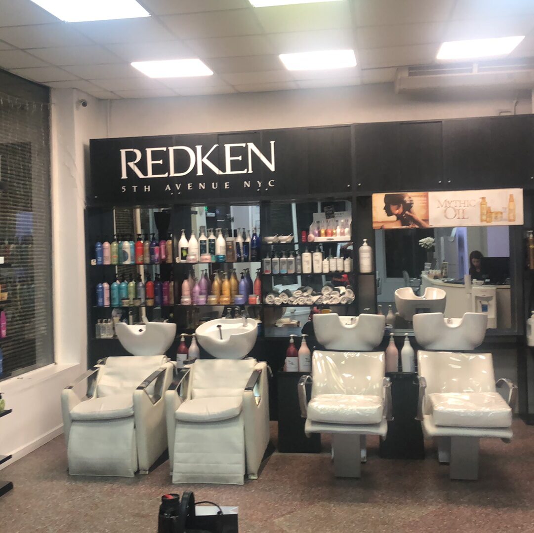 Pared de Redken con cuatro lavacabezas