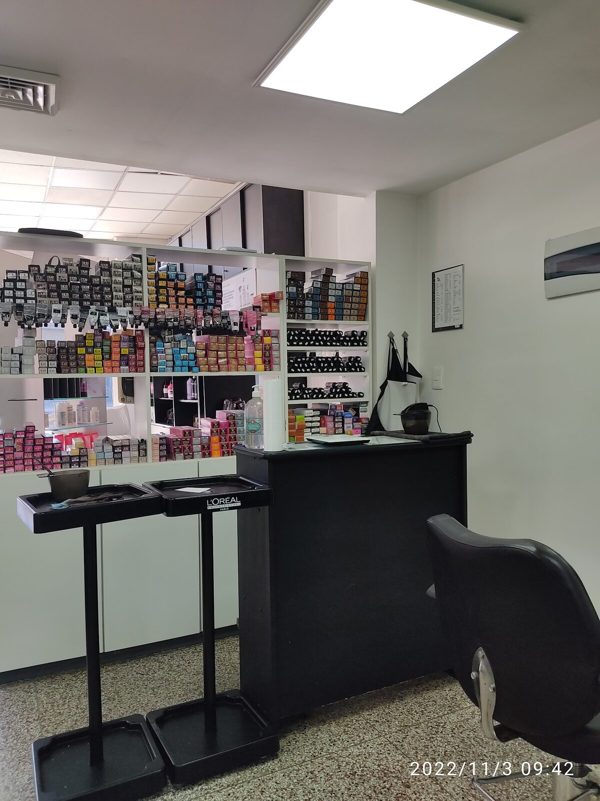 El muestrario de color: estantes con tubos y cajas de coloración L’Oréal