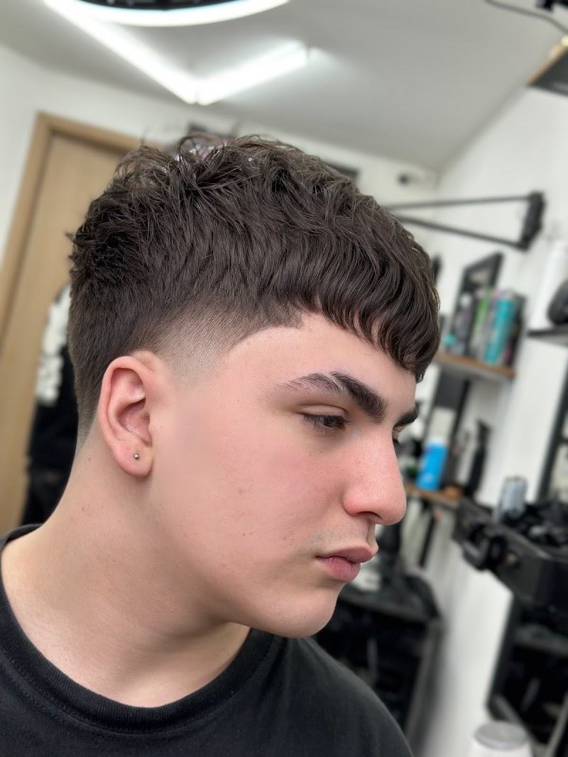 Corte terminado en Davhairstudio, fotografiado bajo el aro de luz del local