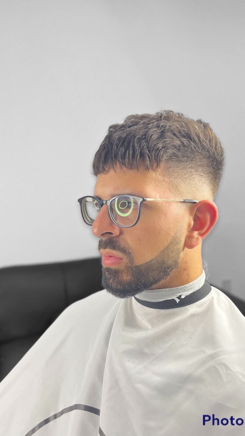 Corte y barba prolijos, retrato de perfil
