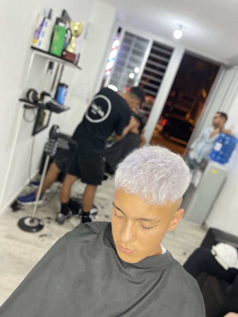 Decoloración platinada terminada, con el equipo trabajando de fondo