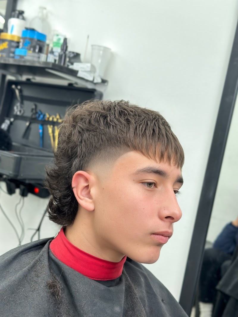 Corte con degradé y flequillo, terminado en el local