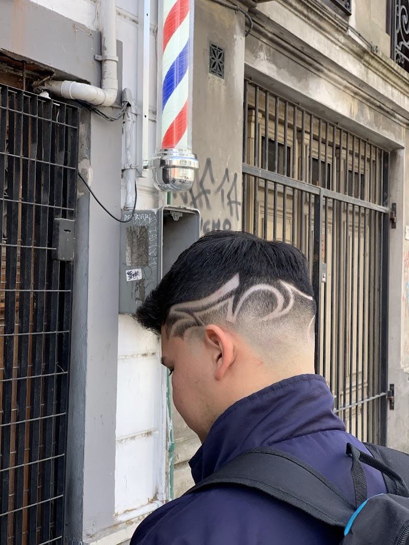 Diseño tallado sobre un fade, en la puerta del local