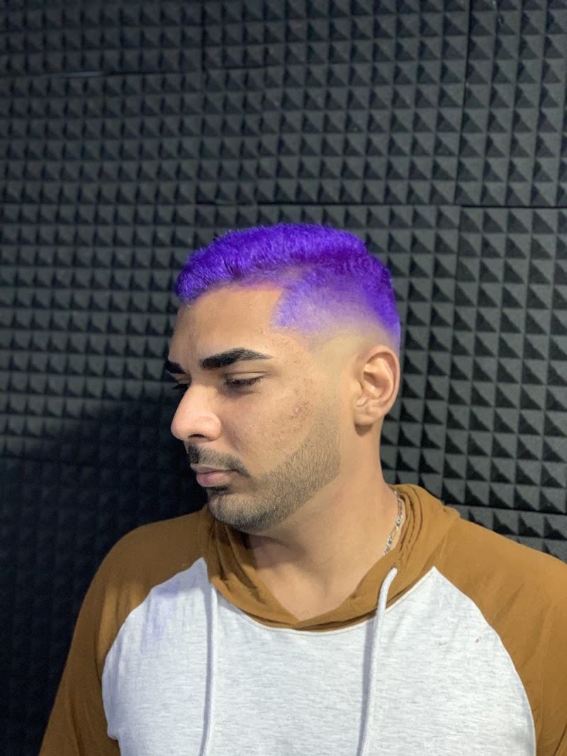 Color violeta completo sobre fade, contra la pared del local
