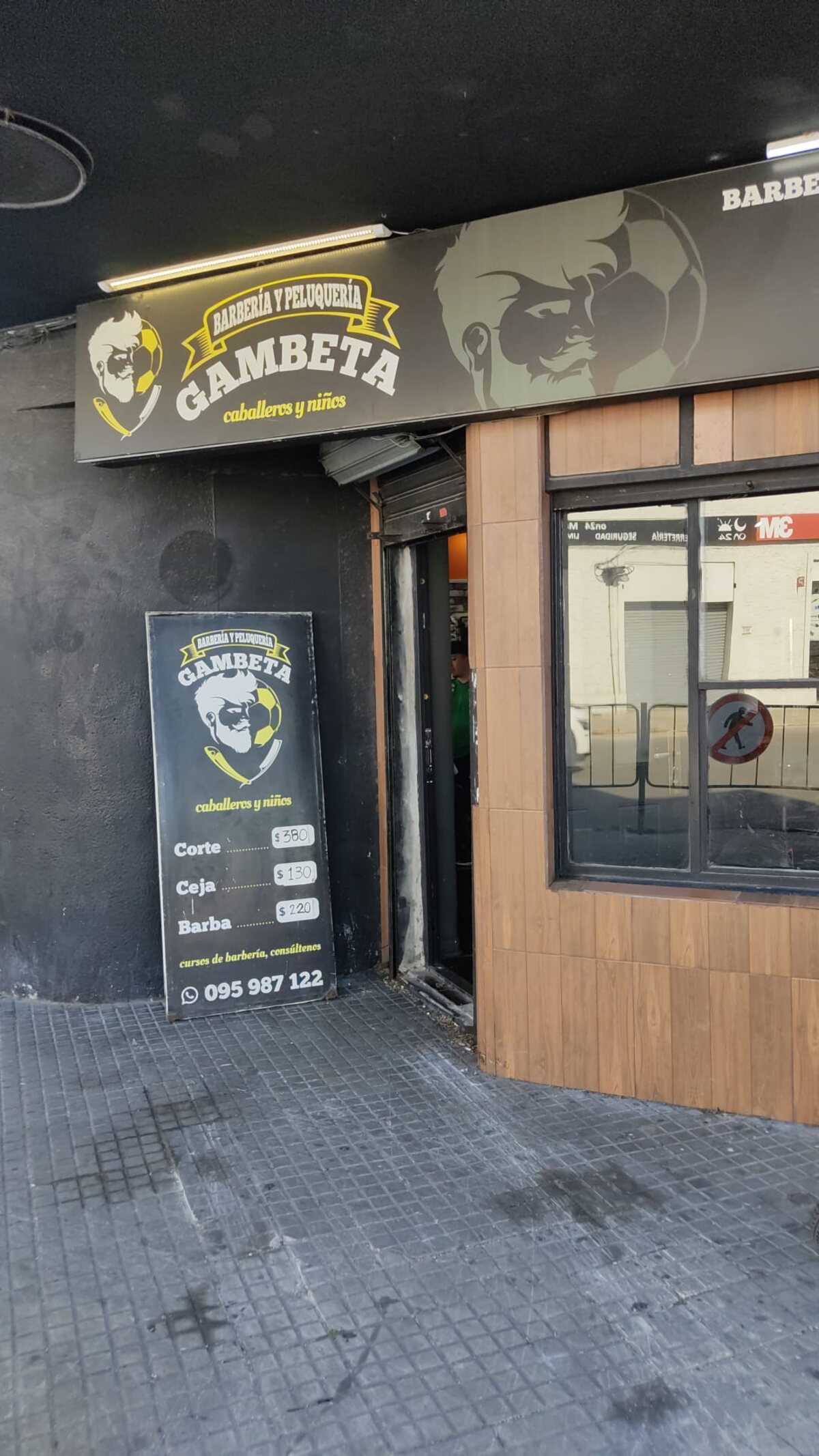 La fachada real del local sobre Miguelete: el cartel negro de Gambeta y la pizarra de precios apoyada contra la pared.