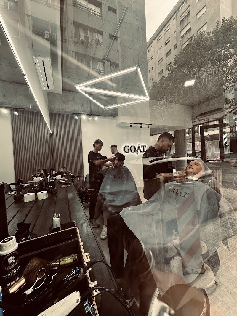 Los tres barberos de GOAT atendiendo en simultáneo bajo el cartel de la marca
