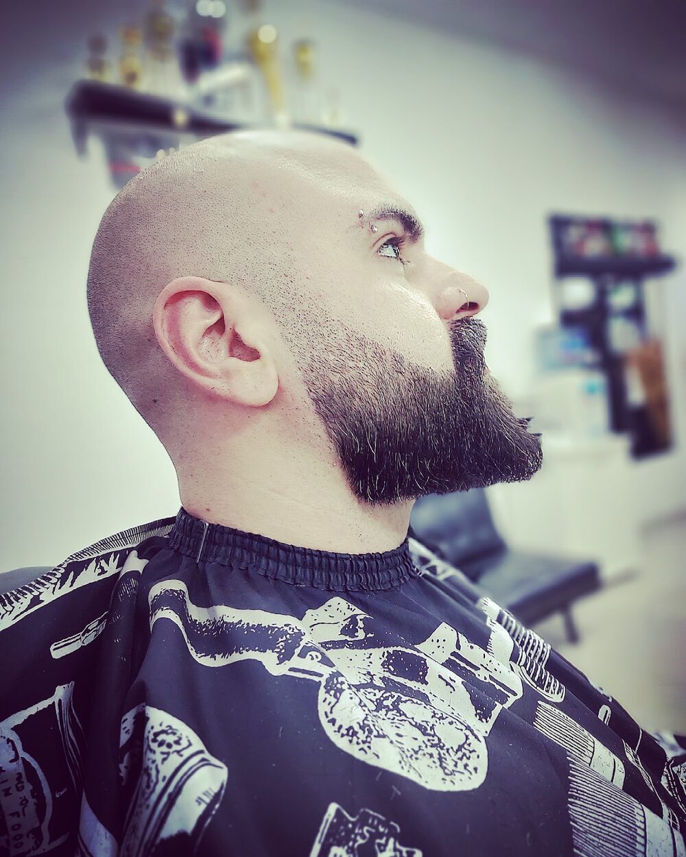 Barba y contorno terminados, perfil de un cliente en el sillón de Imperio