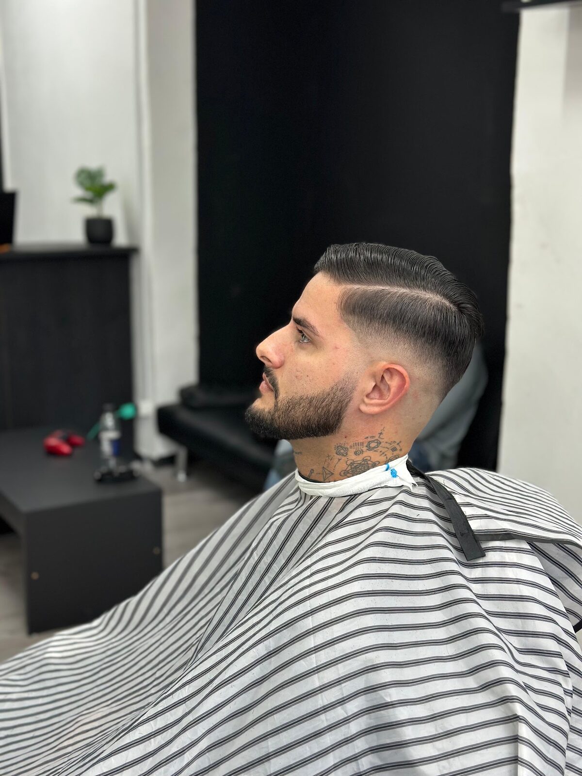 Corte terminado: degradé con raya marcada y barba prolija