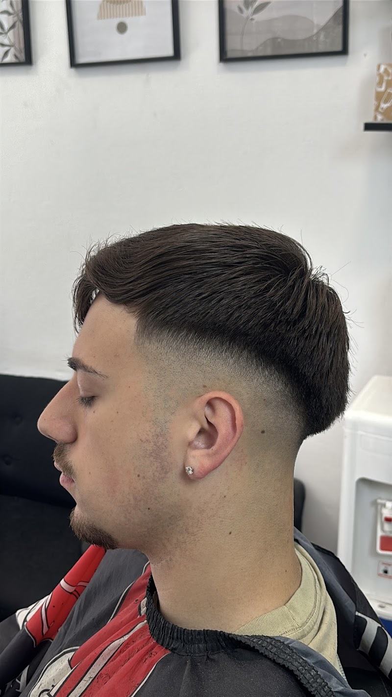 Corte con degradado bajo y terminación al ras, de perfil