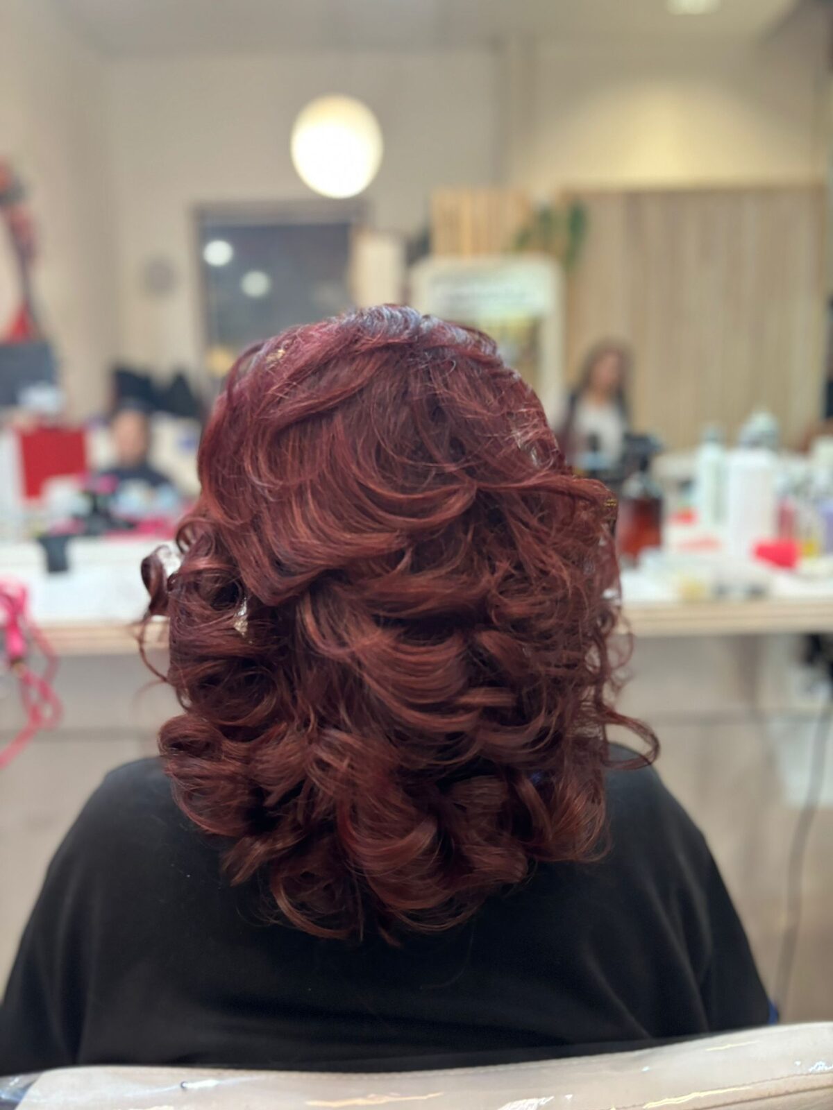 Melena color caoba con ondas marcadas, terminada en el salón