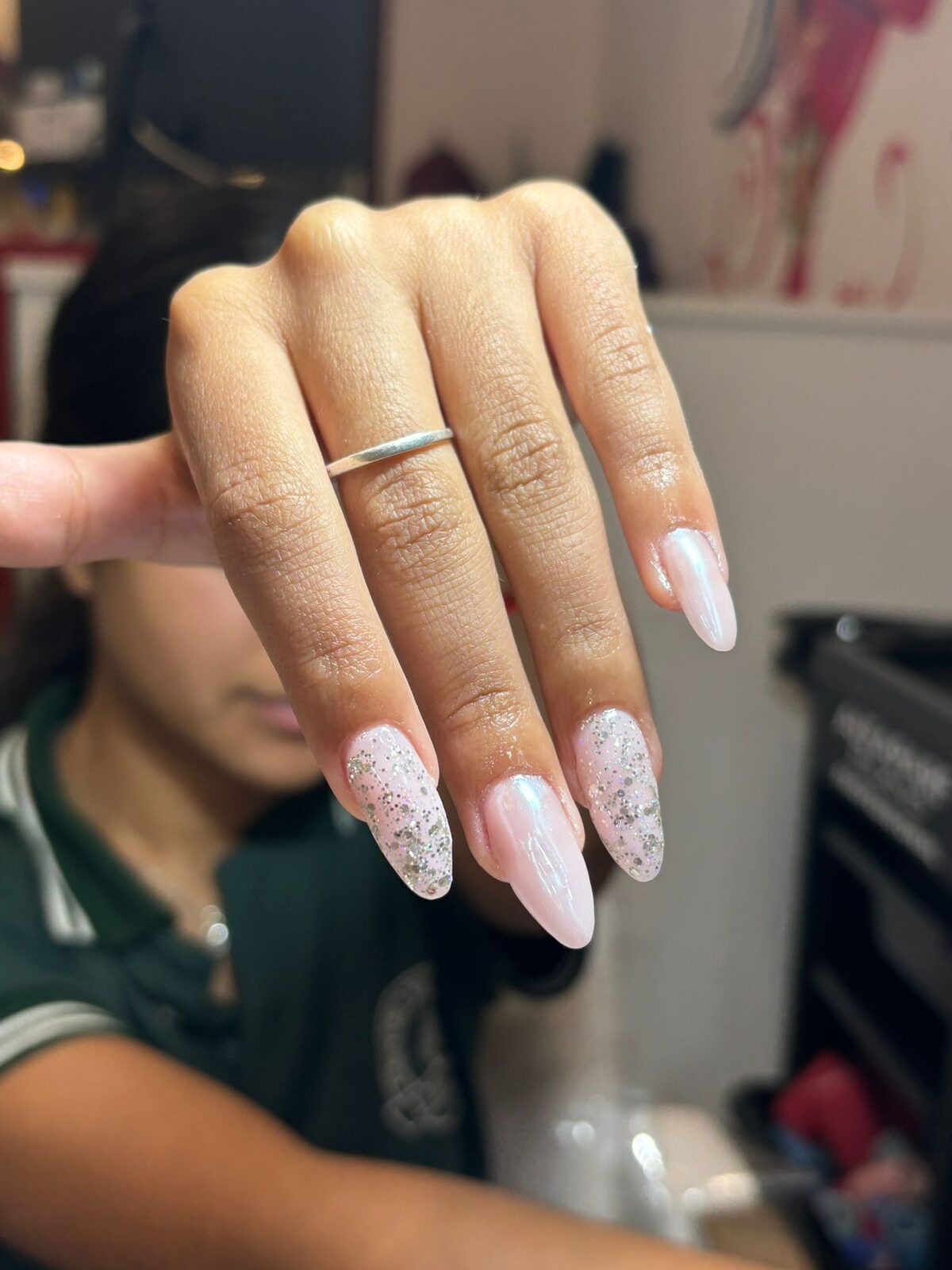 Uñas almendradas en rosa nacarado con glitter plateado