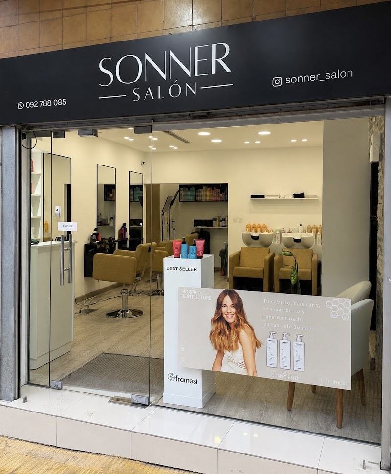 Vidriera de Sonner Salón sobre Juan Paullier