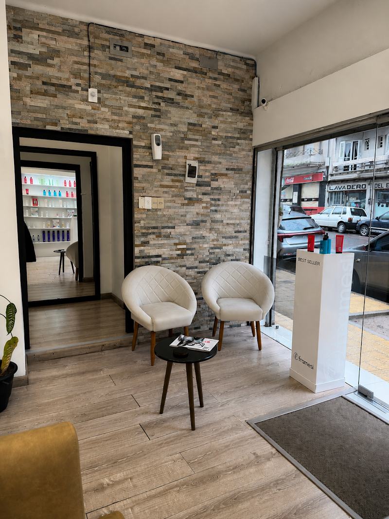 Sala de espera con dos sillones y la pared de piedra
