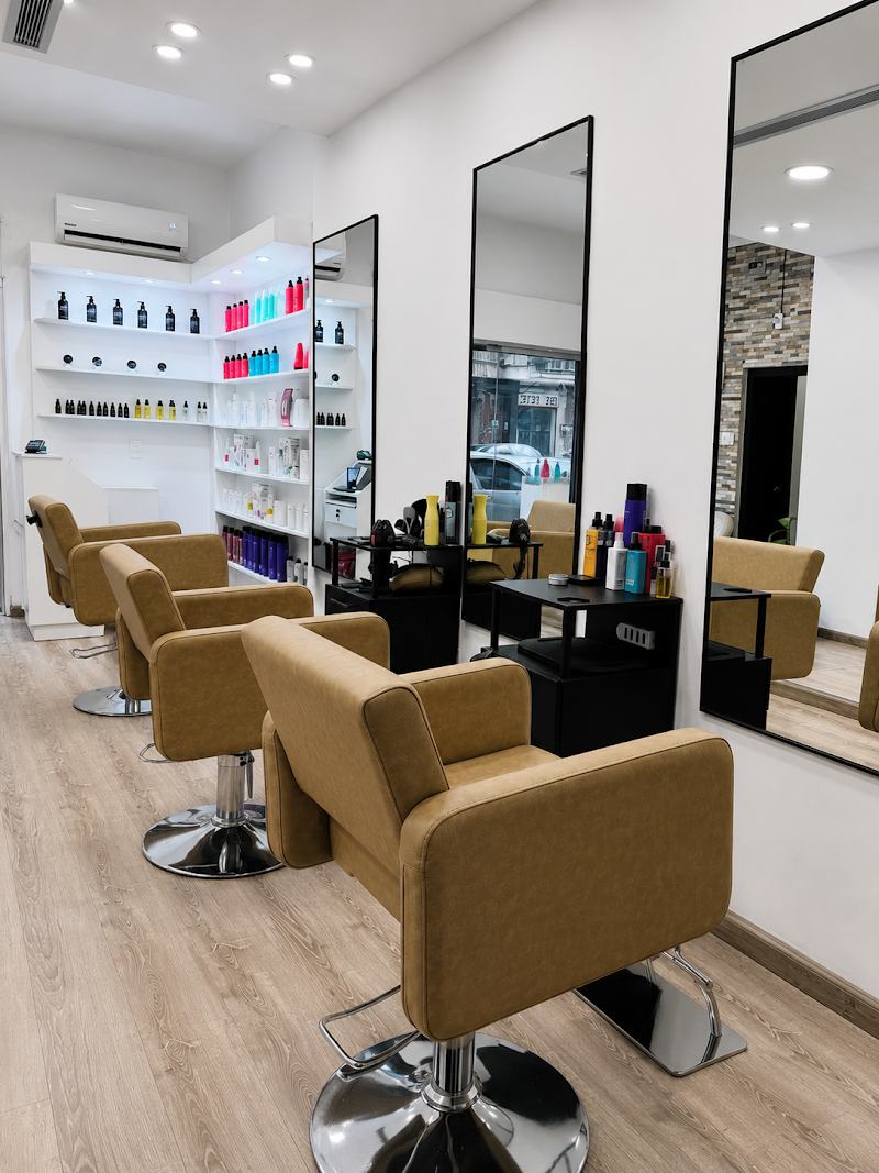 Salón de Sonner: butacas color mostaza frente a los espejos