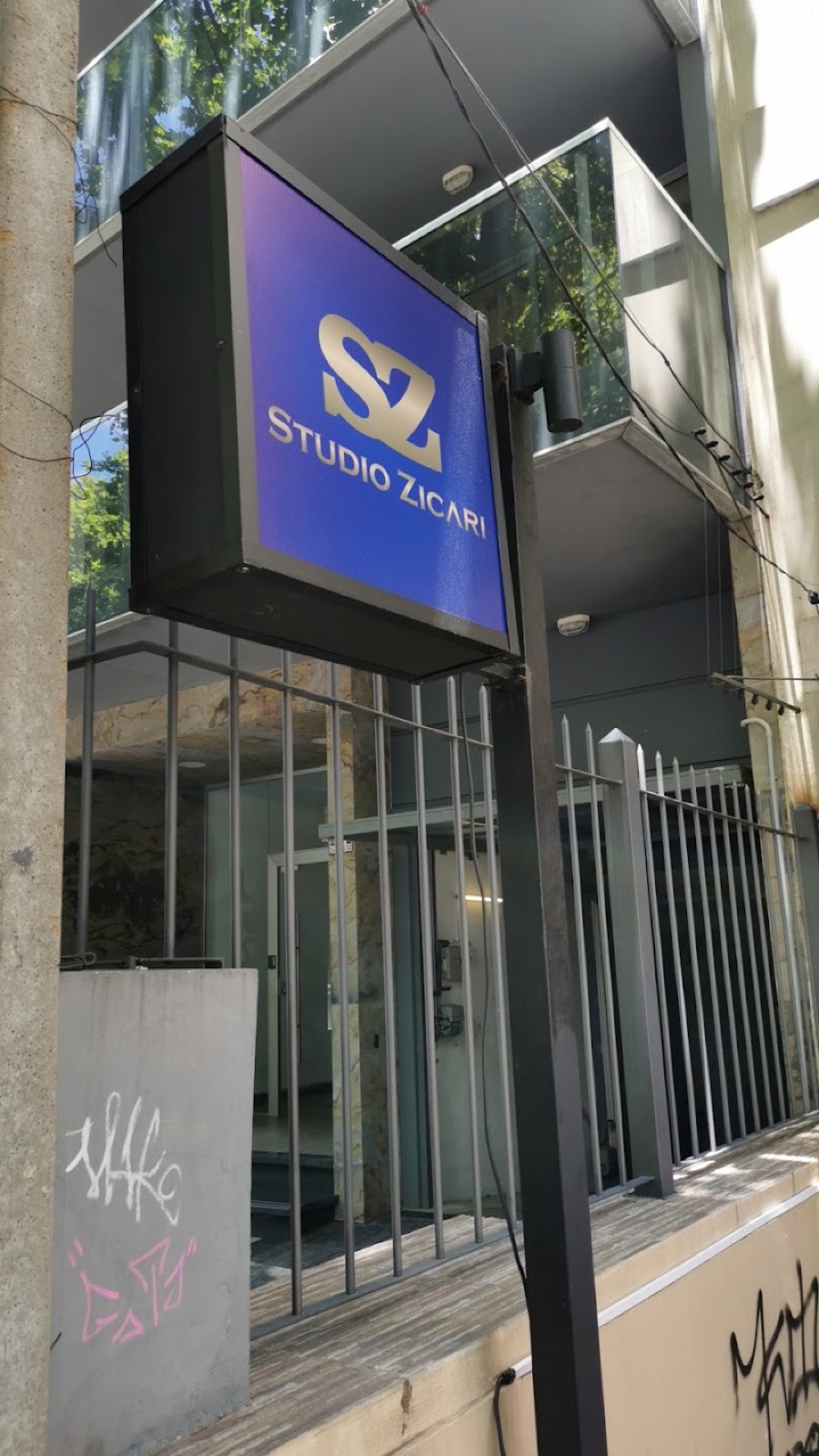 Cartel luminoso de Studio Zicari sobre la vereda