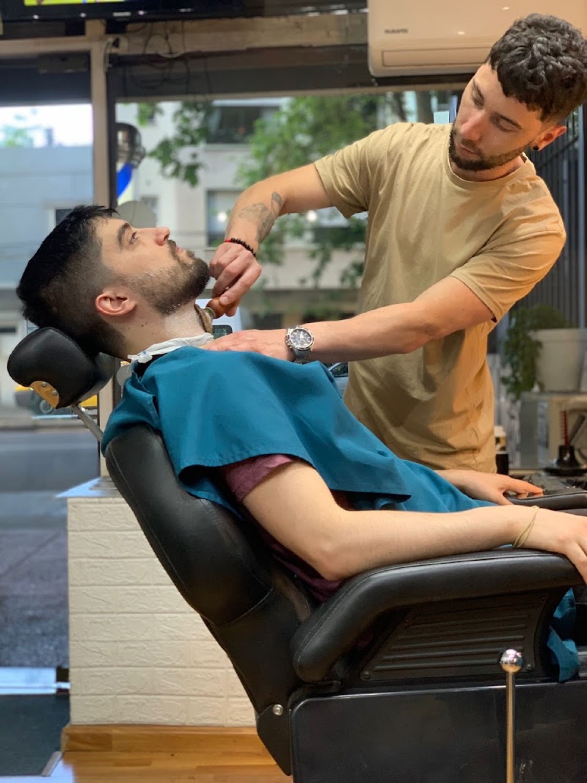 Trabajo de barba en el sillón, con la vereda de Av. Brasil de fondo