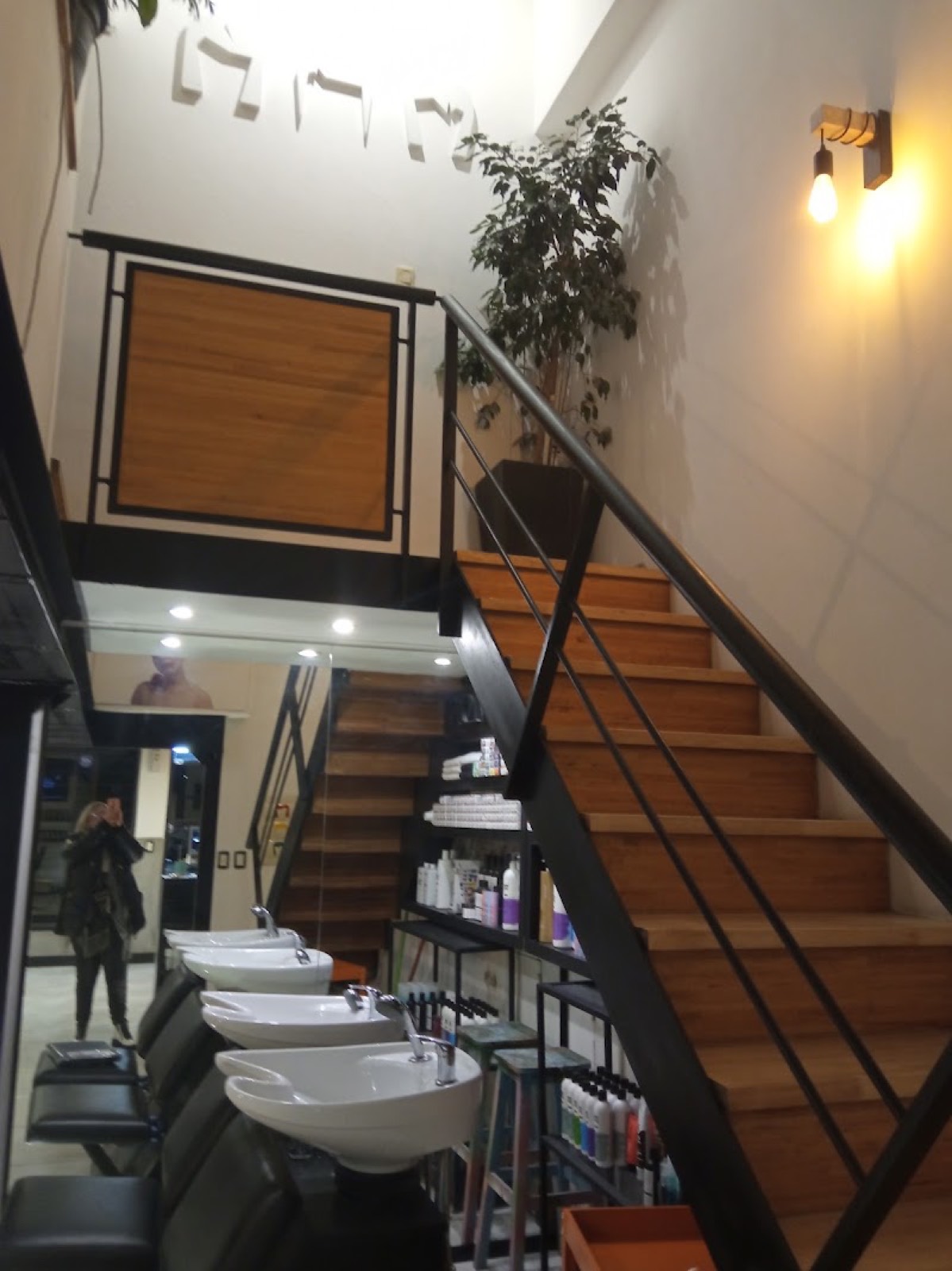 Las piletas de lavado y la escalera de madera que sube al entrepiso.
